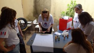 Eroídes Lessa ensina a fazer pano de copa na primeira Oficina Itinerante da AMT-DF