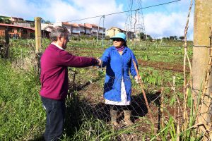 Edson Néspolo conversa com família que plantam Horta Comunitária