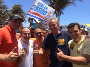 André Figueiredo em adesivaço de Roberto Cláudio