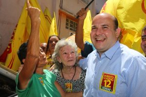 Roberto Cláudio conversa com moradores de Fortaleza