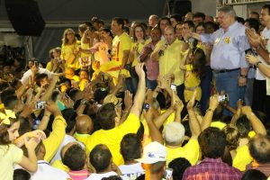 Roberto Cláudio é recebido com grande festa em encontro com centenas