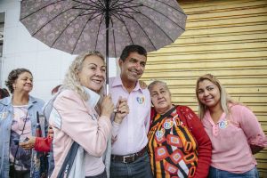 Com a “benção da chuva”, Vidigal retoma caminhadas pelas ruas de Serra (ES)