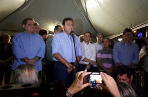 Carlos Eduardo acende Árvore de Mirassol