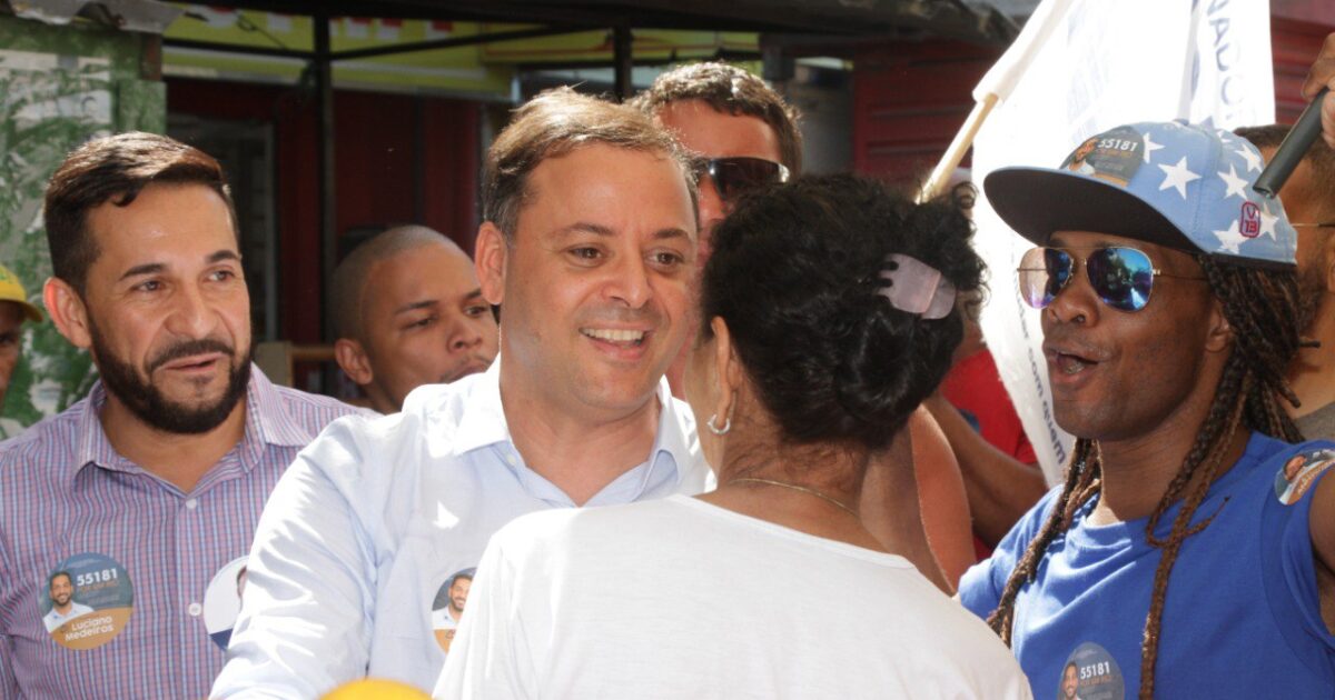 Rodrigo Neves conversa com feirantes e moradors do Complexo do Alemão e de São Gonçalo