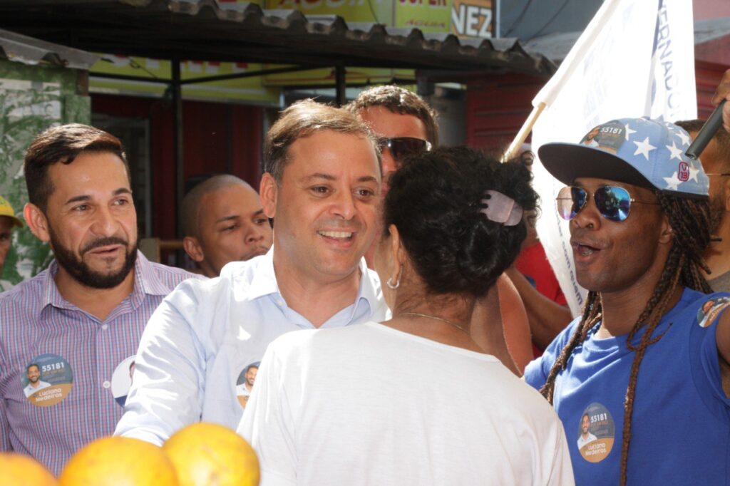 Rodrigo Neves conversa com feirantes e moradors do Complexo do Alemão e de São Gonçalo