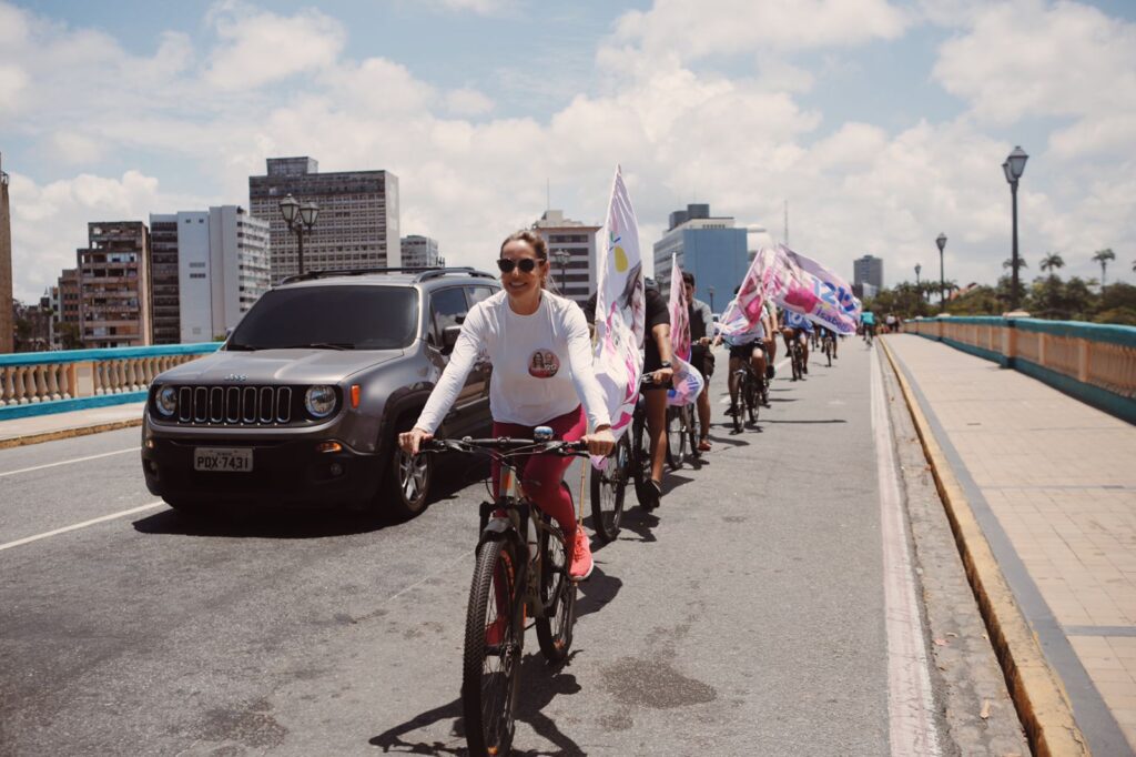 Isabella de Roldão promove Bicicletada da Esperança pelas ruas do Recife (PE)