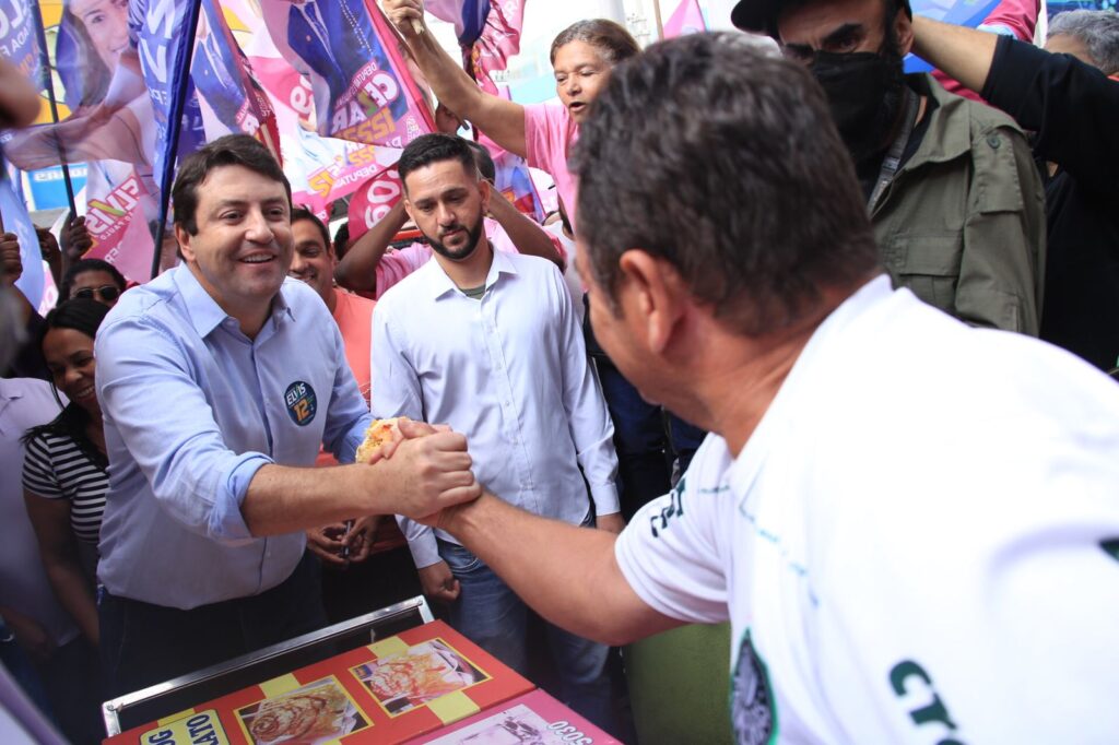 Em caminhadas em Osasco e Santo Amaro, candiato também falou de suas propostas para a segurança pública