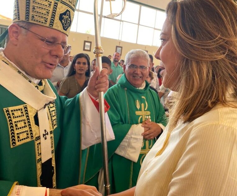 Leila do Vôlei encontra Cardeal Paulo Cezar Costa na Estrutural e faz visita a Ceilândia