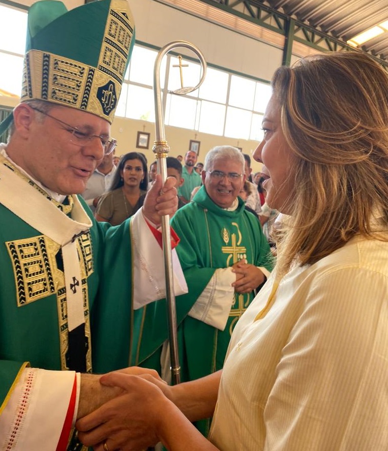 Leila do Vôlei encontra Cardeal Paulo Cezar Costa na Estrutural e faz visita a Ceilândia